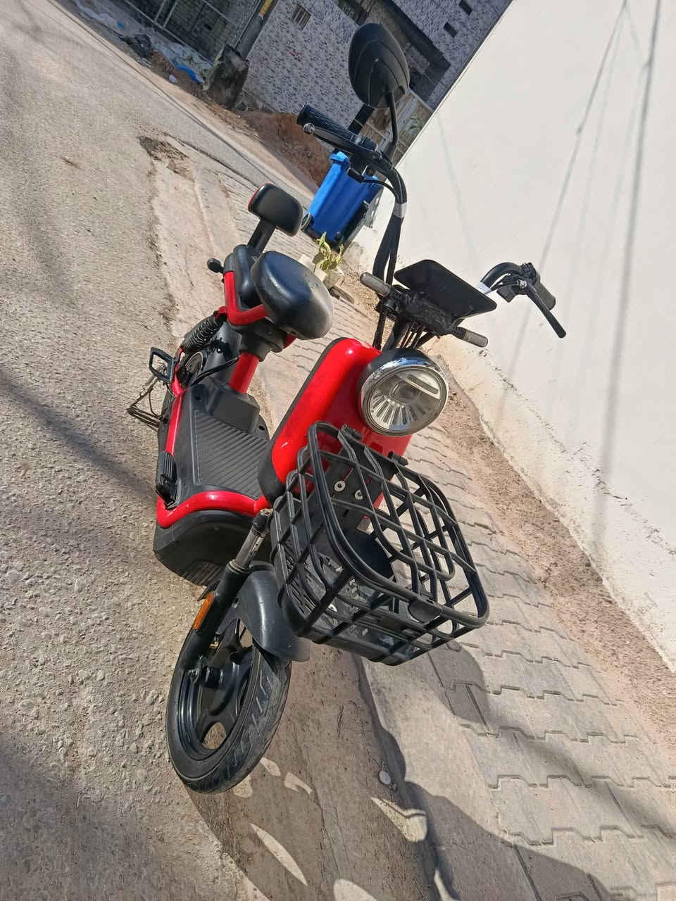 دراجه شحن بريمر ريان حجم 14
4 بطاريات جدد بل جيس 
دراجه اخت جديده نضيفه حيل 
تايرات بوضع الوكاله مختمات 
دراجه كله مختمه 
مرايه + سله  بريكات جدد 
كهربائيات كله شغاله نقص مابيهن 
ملف 500w سريعه كلش 
والصور تشهد 

دراجه جديده لحد يكسر بسعره سعر 280 وبيه مجال 
رقمي *********** 
متواجد ماسنجر

