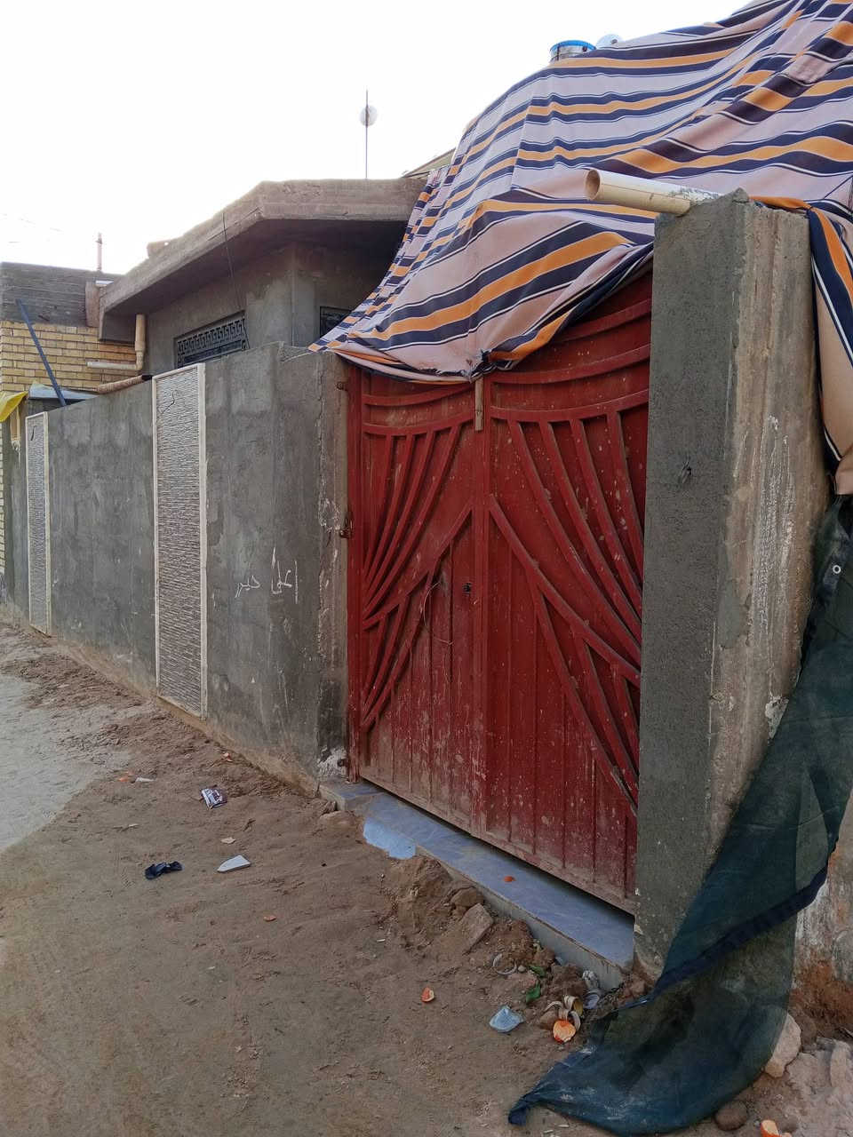 السلام عليكم بيت للبيع المساحة 150 متر الواجهة 10متر والنزال 15 متر يحتوي على غرفتين وصالة ومطبخ وستقبال وصحيات داخلية وخارجية ماناقصة شي كامل. العنوان كربلاء. الحر طريق البوبيات يبعد عن التبليط 160 متر تقريباً.. السعر وباقي التفاصيل. اتصل على  هذا الرقم ***********  ***********
