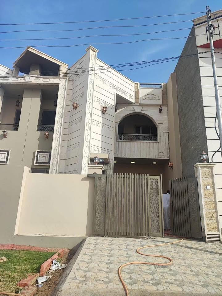 السلام عليكم للبيع دار طابو ملك صرف بأسمي حصرا     سنة البناء 2023
150متر واجهه7ونص نزال 20 طابقين مقابيل ساحه 
عنوان الدار تكريت القادسية مقابيل شارع النجده النهريه اقرب نقطه داله ابراج مول او روضة العلا 
التفاصيل الطابق الارضي يحتوي على حديقه خارجيه وكراج سياره ومطبخ وغرفه ضيوف وصاله وسطيه ومناور عدد 2 وصحيات وغرفتين نوم ..
الطابق الثاني يحتوي على سطحين شتايكر  وبالكونات عدد 2 وغرفتين نوم واحده منها سويت وصاله وسطيه مجموع عدد الصحيات 3 
بناء البيت طابوگ🧱 عازل وليس بلوك بناء مرتب وكله شغل درجه اولى سقوف نقش مغربي أبواب خشب تركيه الصحيات تعليگ واجهه حجر حلان الارضيه سيراميك اسباني رباط البيت 6سم  داير مداير البيت .. موقع حلو وهادء قريب من النهر يعني الماء متوفر 24 ساعه   #ملاحظه الأرض بچر وليس دفن يصلح للأستثمار ويصلح للسكن البيت 
السعر 149 مليون وقابل للتفاوض علمآ هذا السعر فارغ بدون اثاث للأستفسار خاص او الاتصال على الرقم *********** #ملاحظه البيت مسكون حاليا اني ساكن بي عند البيع خلال اسبوع يتم تفريغ البيت
