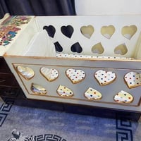 للبيع جربايه طفل نضيفه كلش بدون كسر نجاره ثكيله السعر ٧٥ وبيها مجال ٠٧...