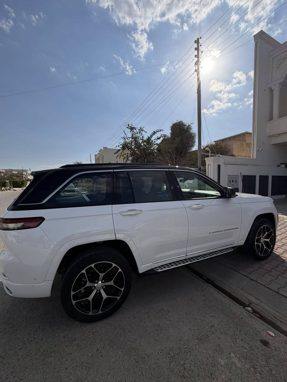 جيب جراند شيروكي فئة سومت موديل 2024 خليجي فول مواصفات ماشية 17000 كم بيه ضمان شركة هارلم سيارة بحالة الشركة ما بيه اي شي مكان سيارة كركوك السعر 57000$ للاستفسار ***********
