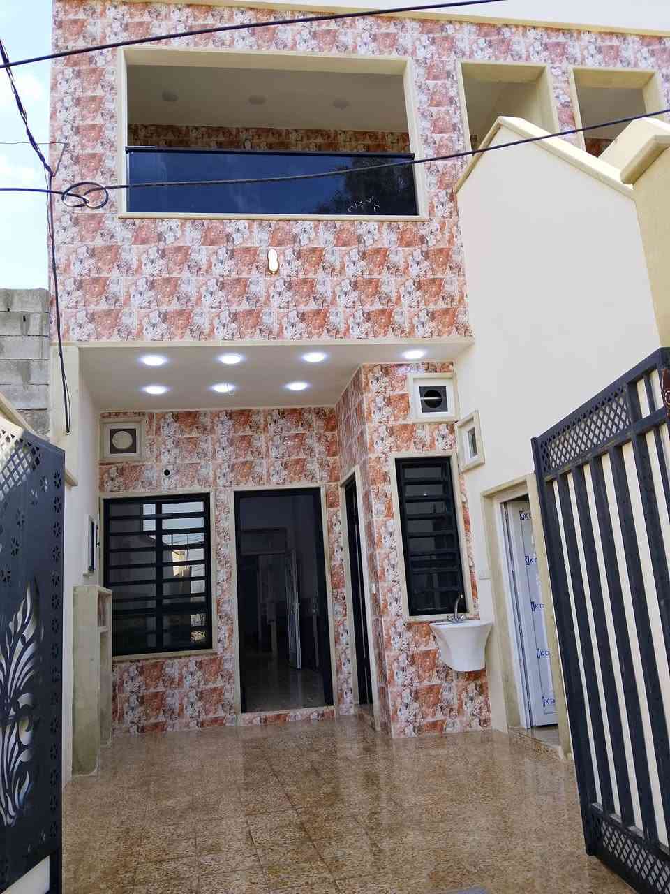 سلام عليكم دار للاستتمار للبيع مساحة 100 متر طابقين  مفصول الأول عن تاني وارد شهري مالو مالو 800 ألف موقع دار حي وحده مقابيل كليه حدباء الدار بناء حديد 2025 لاستفسار اكتر هدا رقمي ***********
