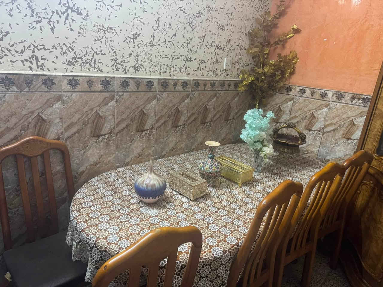 للبيع.    المعرض ١٠٠
ميز مع ٦ كراسي ١٥٠
عنوان الشعب
للاستفسار ***********
