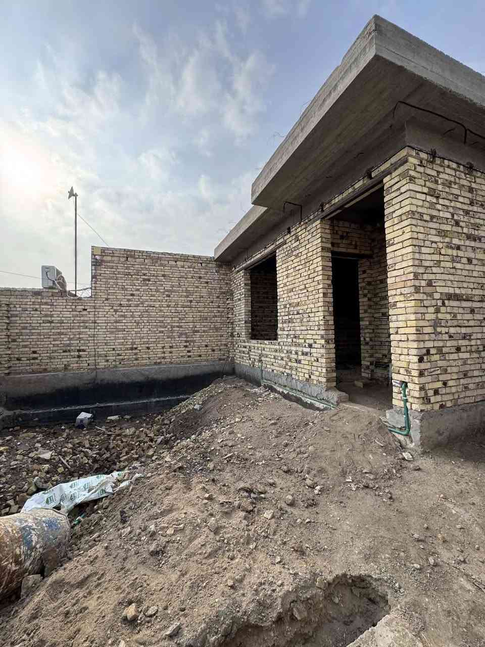 #دار هيكل زراعي  #للبيع  الديوانية حي الجامعة نهاية شارع 20 

المساحة 250م           مشمول بالتطويب وماشية معاملة

طابق واحد
استقبال +صالة +مطبخ  +غرفة نوم2  +صحيات 
تأسيس كهرباء ماء مجاري كامل نقصه تشطيب
السعر 110 مليون مع المجال البسيط
 

((البيت بناء حديث  طابوق +كونكريت))

للاستفسار يرجى مراجعة مكتب وليد للعقار
العنوان الديوانية حي الجامعة شارع 20 
الاتصال ع الرقم //***********
