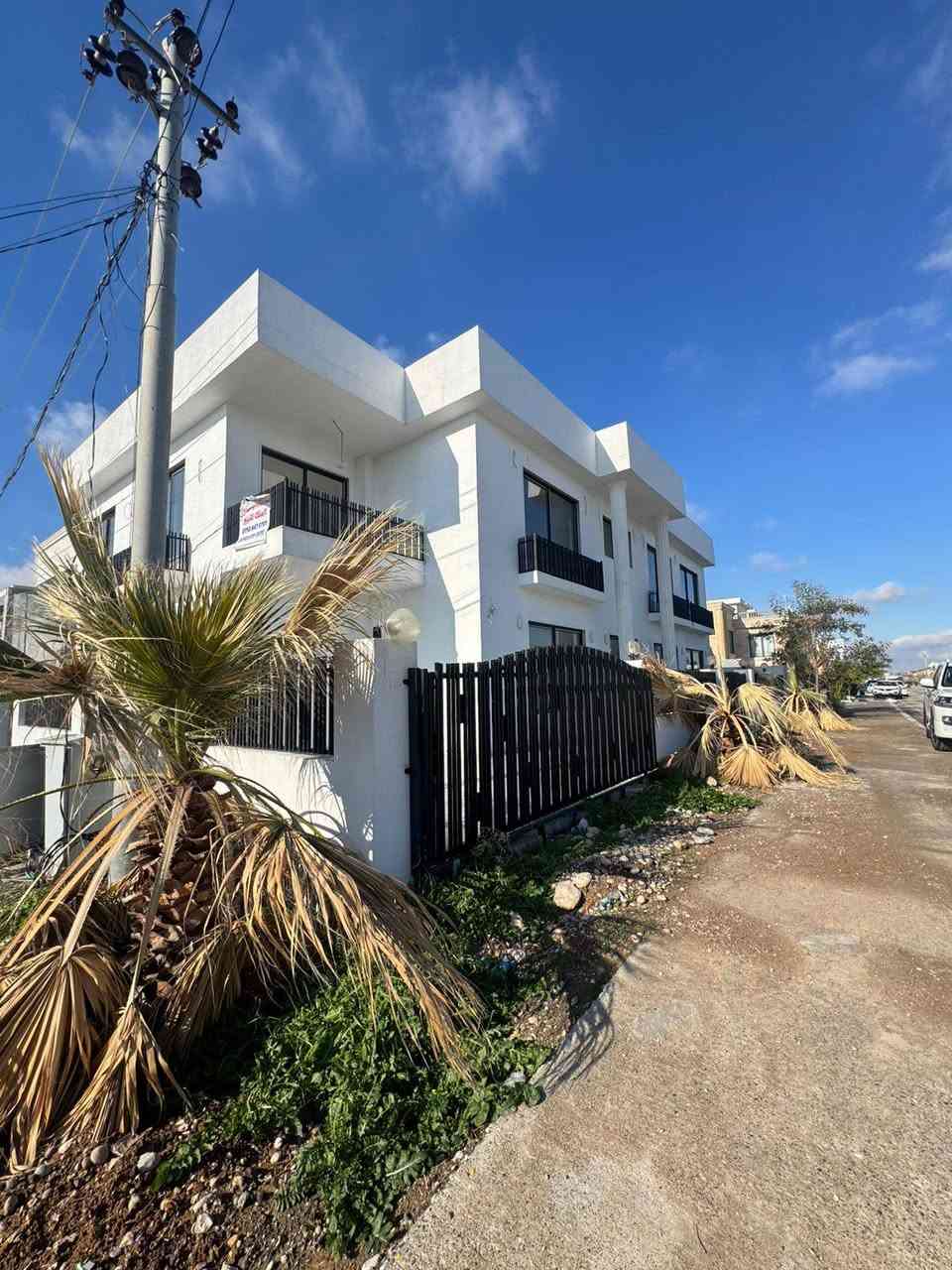 بيت ركن للبيع في مارينا ستي #موقع_مميز 
المساحة :- 336 متر صفر مبني جديد   
على شارع سايدين ( واجهة شارع + واجهة مقابل حديقة ) 
٥ غرف ( ٣ غرف سویت ) - استقبال - صالة داخلية - مطبخ 
العنوان : على طريق كوية الرئيسي مقابل فلوريا ستي
-----------------------------------------
خانووى روكن بۆ فرۆشتن لە مارینا ستی 
ڕووبەر :- 336 مەتر سفر 
له سه ر جووت سايد وپيش حديقه 
پێکهاتووە لە :-
٥ ژووری نوستن  ،، هۆڵ ،، دیوەخان ،، چێشتخانە  ،، ٢ گەرماو   ،، حەدیقە و گەراج
ناونیشان :  رێگای کۆیە بەرامبەر فلۆریا ستی
.........................
***********
***********
*********** أربيل, العراق
