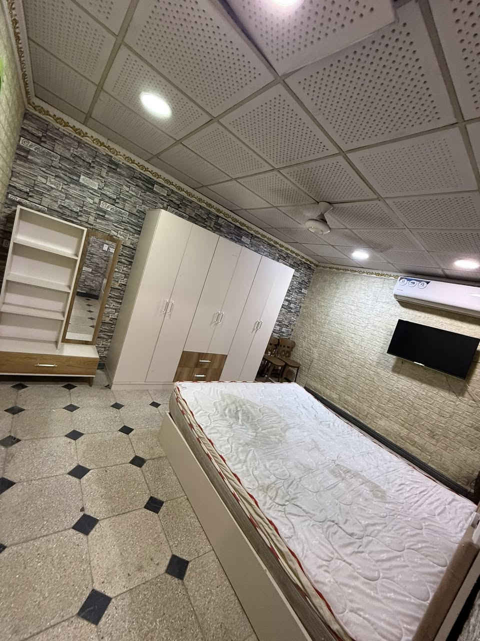 مشتمل مؤثث للايجار مساحة ١٠٠ متر ب ٤٥٠ الف فقط  ب ابو دتشير شارع الكناري بعد شارع ١٥___ البيت يشمل :- 
_ كراج 
_صالة 
_حولي وسط البيت
_مطبخ حار بارد 
_غرفة نوم 
_بيتونة مخزن 
_سطح عدد ٢ 
✅ملاحضـــة :- بيت مؤثث كامل كلشي موجود بالصور و البيت يجي من سبالت وغرفة نوم ومبردة وسخان وثلاجة …..الخ اثاث كاااامل للاستفسار 📱 *********** 📱
