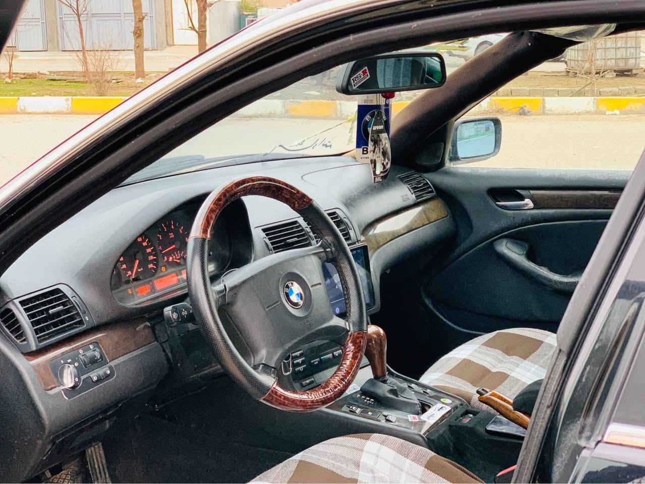 بییەم  E46مۆدێل 2002مەکینە 525 گێڕو مەکینە بەشەرت چوار جام کارەبا کوشن کارەباو غەزن گێڕی عادی سپۆڕت Sبەشەرت سەیارەیەکە زۆر جایزە فول مواسەفات بەس جلدو سڵاید نیە گۆڕینەوەش ئەکەم  ژ.م *********** شمشمل, السليمانية
