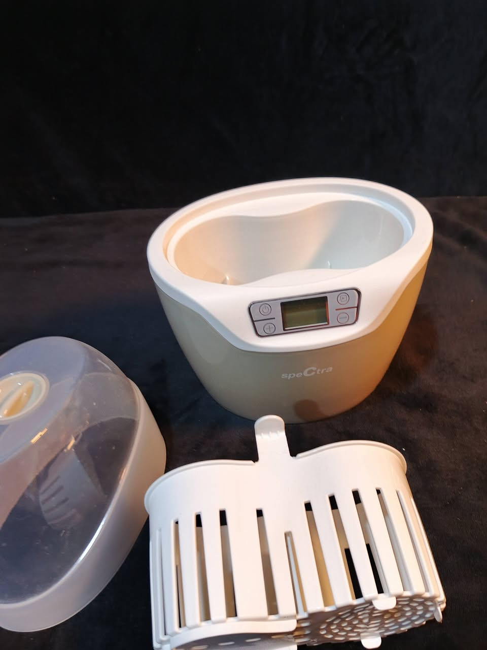 هذا المنتج هو جهاز تسخين رضاعات متعدد الوظائف من سبكترا (Spectra Multi Bottle Warmer).
إليك أبرز مواصفاته وميزاته:

وظائف متعددة: يعمل على تسخين حليب الأم والحليب الصناعي، تعقيم الرضاعات، وتسخين طعام الأطفال. 

تصميم مزدوج: يحتوي على فتحة تتسع لرضاعتين في وقت واحد. 

الحفاظ على المغذيات: يحافظ على درجة حرارة الحليب أقل من 40 درجة مئوية لضمان عدم فقدان العناصر الغذائية. 

شاشة رقمية: مزود بشاشة LED واضحة لسهولة مراقبة وضبط الإعدادات. 

إيقاف تلقائي: يحتوي على نظام إيقاف تلقائي لضمان السلامة.


**إذا كنت صاحب هذا الإعلان وتريد حذفه لأي سبب، رجاءا أرسل رسالة إلى الدعم الفني**