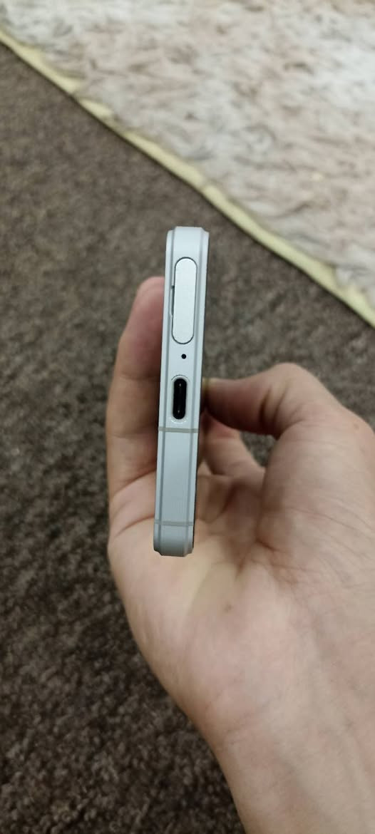 السلام عليكم. جهاز سوني 
 وان مارك  فايف  
  
1mark5
 ذاكرة 256GB
عشوائي 12GB
بطارية 5000MA
معالج SNAPDRAGON 8GEN2
شاشة 4k AMOLED 120HZ
كامرات احترافية سينمائية 
شحن سريع مع شحن لاسلكي
يدعم اضافة رام خارجي
يدعم اضافة سماعة AUX 3.5M
بصمة 🫆 مع زر التشغيل
سماعات استريو محيطية نقية وواضحة
زر مخصص للكامرة مثل الكامرات الاحترافية DSLR 
وزن خفيف ومسكة مريحة
النظام اندرويد 15 

واتساب او الاتصال على الرقم  *********** 
السعر 340
