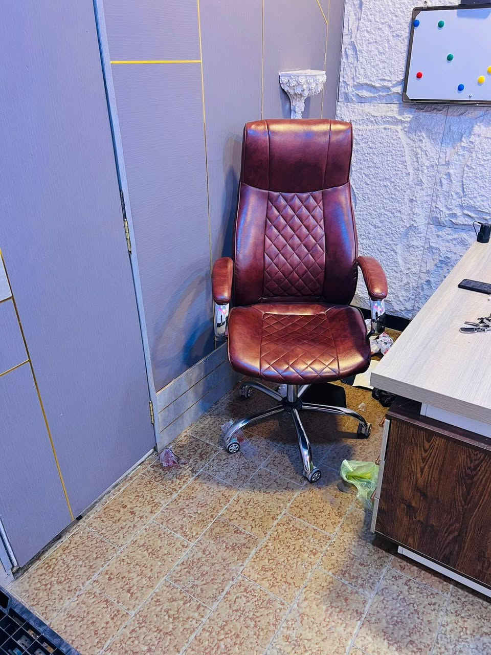 السلام عليكم ميز اوكراسي جديد مستخدم كلش قليل درجة اولى سعر 350رقم الهاتف ***********
