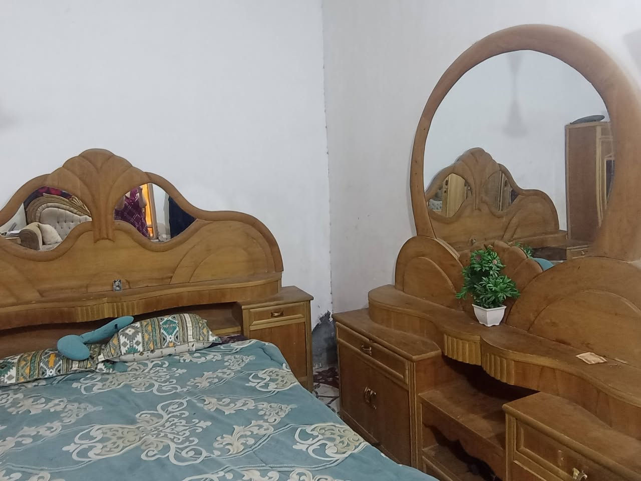 السلام عليكم غرفه نجاره ب400وبيه مجال ورديه خارج اتصال على رقم ***********
