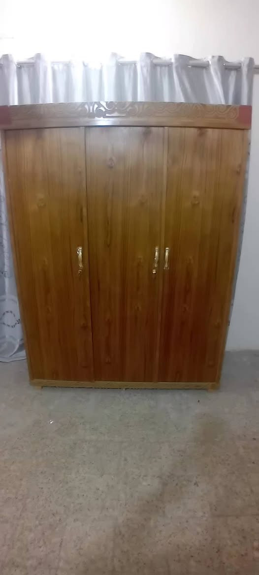 السلام عليكم كناتير ٣باب نجاره تسكام جديد غير مستخدم ومنضد ٦باب ودوشك تركي نضيف باسعارمناسبه للإستفسار *********** واتساب ماسنجر
