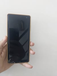 سوني XZ3 جهاز غني عن التعريف بي ضربة خفيفة بالحافة مال الشاشة وخط مثل ...