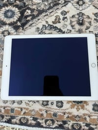 ايباد اير 2 للبيع ذاكره 128g الجهاز على ايدي من اول ماشتريته واصلي وما...