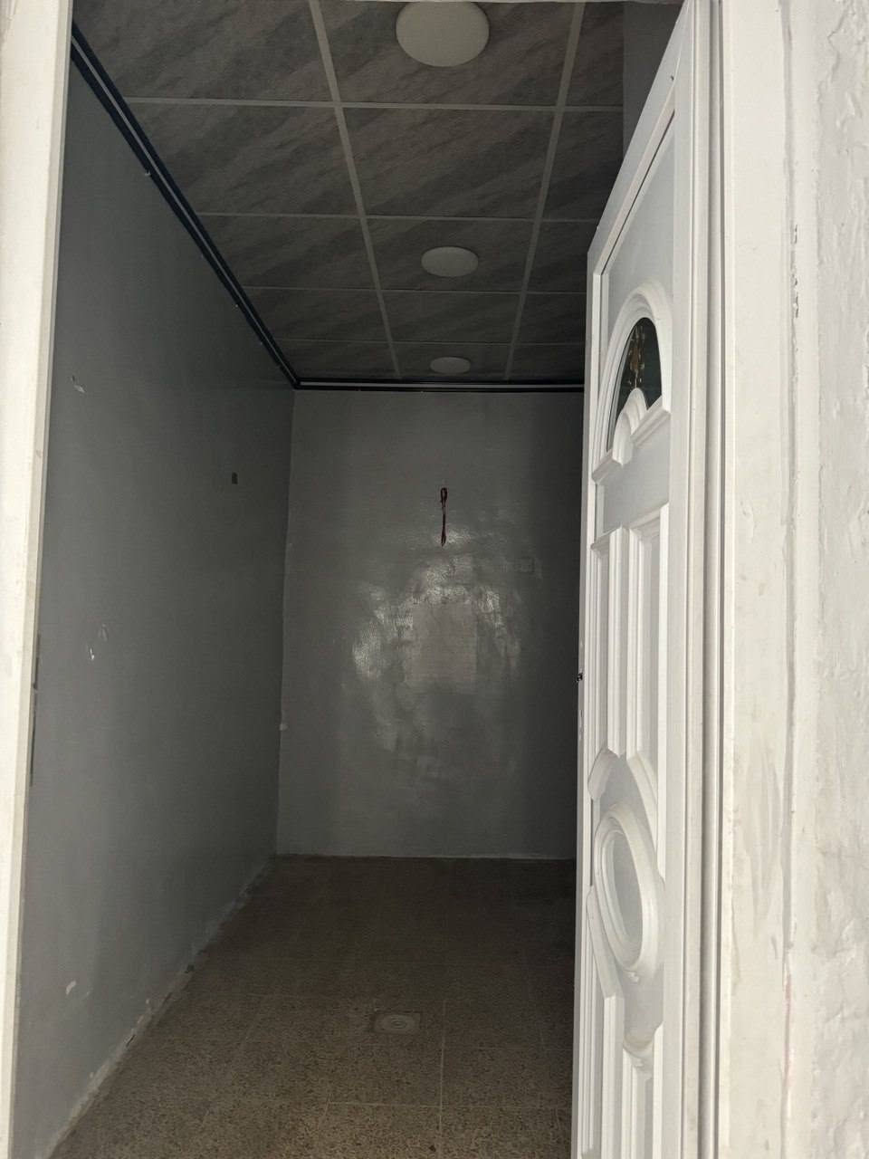 السلام عليكم بيت للبيع في منطقة الفاروق قرب حضيرة السادة/ جامع سبيل خانة
المساحة 88 متر /سند طابو/ يحتوي على طابقين 
الطابق الاول/ غرفتين/ مطبخ /صحيات وحوش سقوف ثانوية والبيت كاشي من الطابق الاول للسطوح
الطابق الثاني/ غرفتين/ سطح +سطح اخر مع تواليت قريب من الشارع ومدرسة الحرية وتدخل سيارة للمنطقة للاستفسار الاتصال على الرقم التالي 
***********
