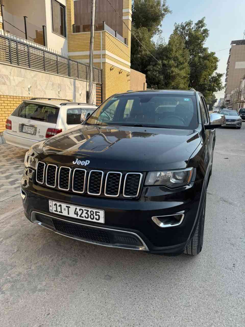 السلام عليكم 
جيب لمتد ٢٠١٧ 
اسود وارد 
السيارة معروفة مواصفات اللمتد
حادثها موضح بالصور مع صبغ قطعتين كلير 
السيارة بدون دواخل بدون شواصي 
استخدام شخصي 
ماشية ١٠٧ 
***********
رقم بغداد مشروع وطني 
السعر ١٨٣
