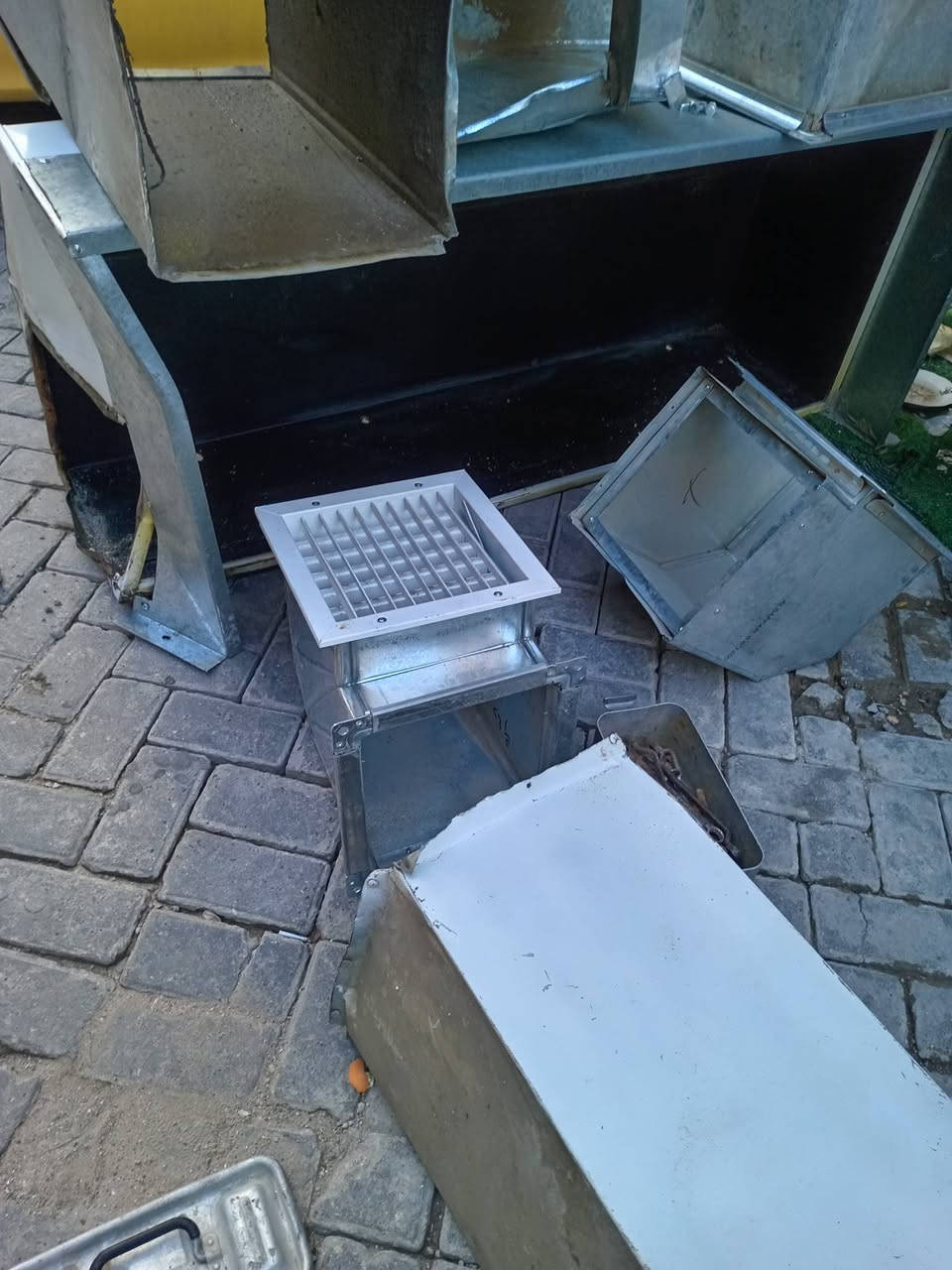 اغراض مطعم دكتات 2مفصخات واحد طول 4مترات والثاني مترتين

ساحبه ضخمه عملاقه صناعيه

وسنك
 كلهن ب140وبيهن مجال للشراي

***********
