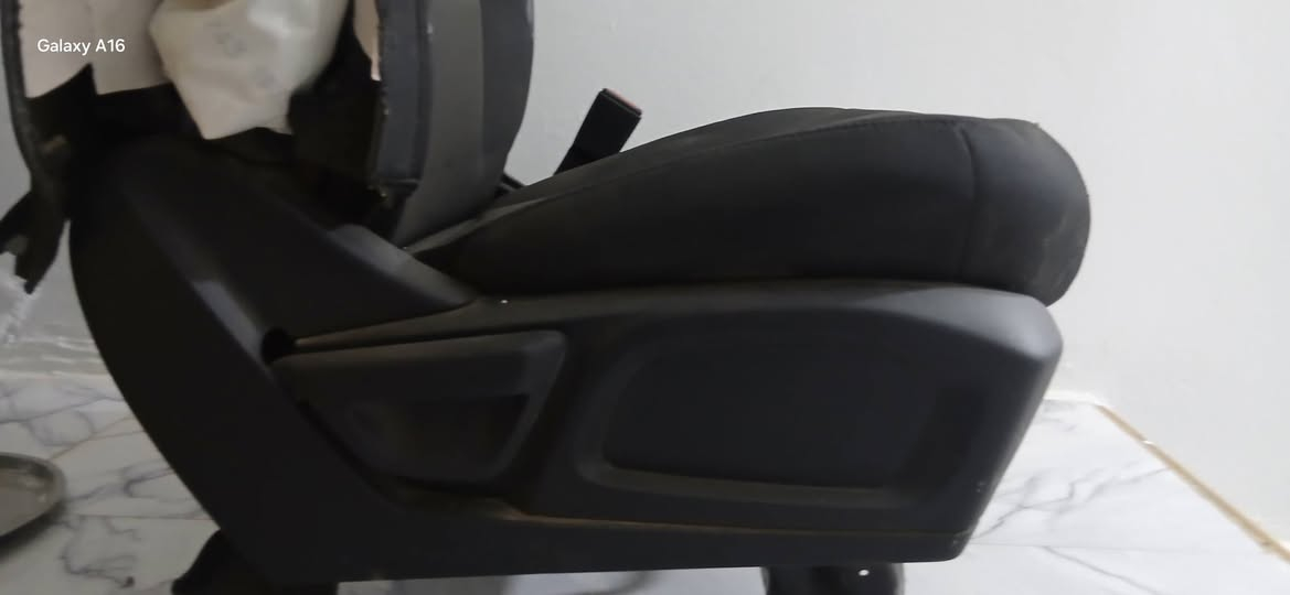 مقاعد اماميه مقعد السايق كهرباء بدون اي ضرر اومقعد  الراكب عادي بدون مواصفات طاك الايرباك او فرس بوليسي للبيع السعر 250الف للتصال ***********
