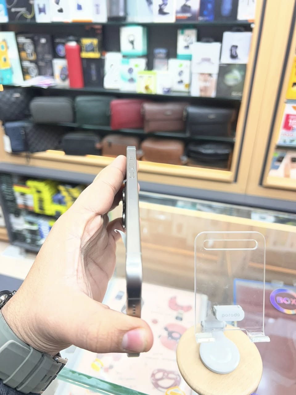 سلام وعليكم ايفون 16 برو ماك ايسم
بطاريه 99  مثل ماوضح عدكم بصوره 

جهاز جدا نضيف 

سعره  1330 وبي مجال حك الجيه 

توصيل ماعدي 

مكاني بغداد الكاضميه. 

الرقم ***********
