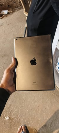 عندي إيباد للبيع ٨ هوه و ويا شاحنه مال ١٣ برو ماكس فقط ايكلودواكف طلبو...