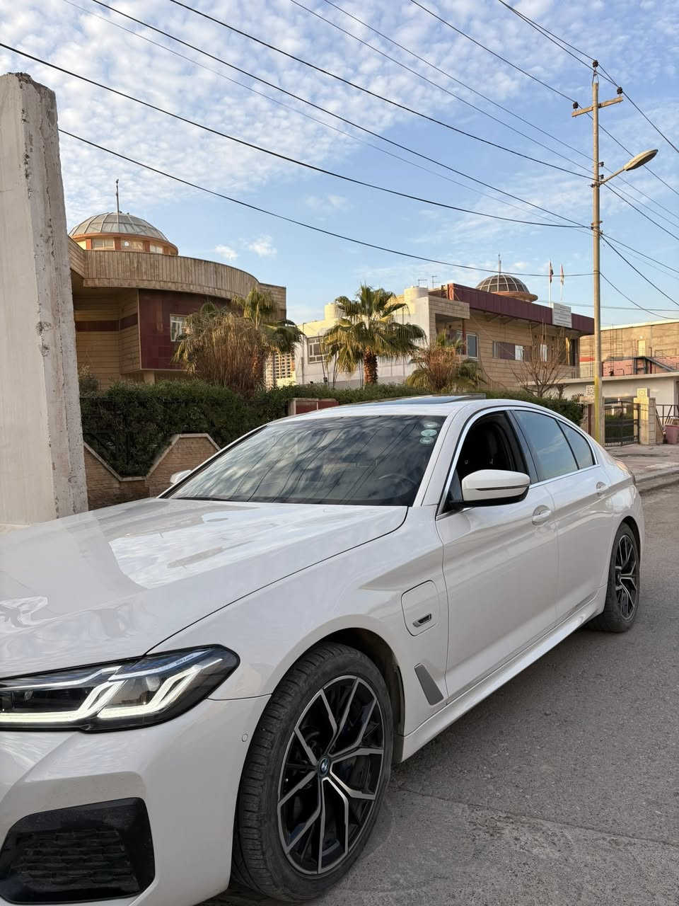BMW 530e motorsport M package 2023
بلادية M package 
ماشية 48 الف كم 
سيارة بيها ثلاث أنظمة بلك ان "الكتريك يعني فول كهرب" وبانزين وهايبرد 
وبيها مود xtraboost يعني سيارة تطير
عدد الأحصنة 290HP 
وعزم دوران 420 نيوتن متر
السيارة فول مواصفات ومعروفة من رادارات وكاميرات 360 وقيادة ذاتية وداتا شو وتدفئة تبريد وكشنات امامية وخلفية الباقي المواصفات معروفة
بيها بصمتين الكارت وبصمة الموبايل
سيارة كلين تايتل بس بيها اقل من الشبر بالصندوق مصبوغة بسبب النقل 
سعرها 35 الف دولار 
تفاصيل والاستفسار
 *********** 
او على الخاص
