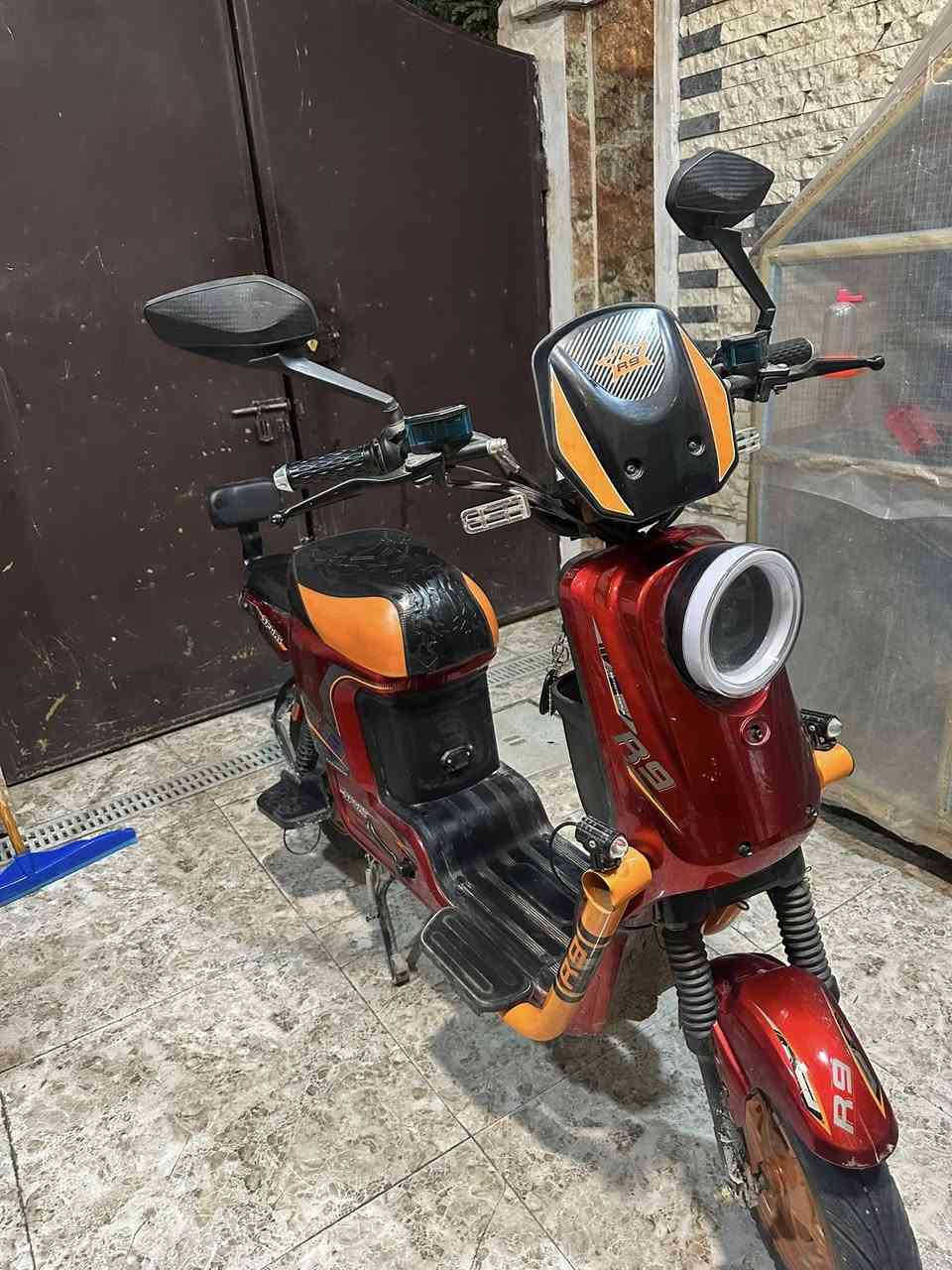 سلام عليكم دراجه شحنR9 دراجه مابيه أي نقوصات. بيه خمس بطاريات بريكات خلفي امامي شغالات ستاند صفح وسلته موجوده ولايتات شغالات هم وبيه سويجات ثنين وبصمتين وبطاقتين ودراجه مصارله 4اشهر عندي. 
السعر 475وبيه مجال للطيبين 
العنوان بغداد الشعب رقمي***********.
