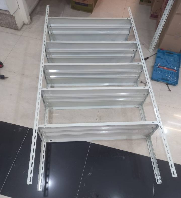 رفوف محل للبيع مستخدم قليل جدا
سعر القطعة ٣٥ الف 
الاتصال على الرقم التالي *********** 
او الواتساب 
العنوان /موصل
