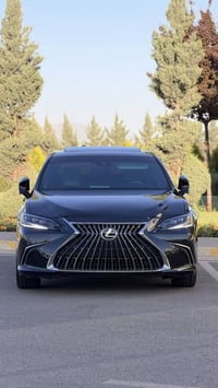 Lexus es 300 h 2025 هايبرد    فقت للبیع ✅  السيارة فول مواصفات ١/١   م...