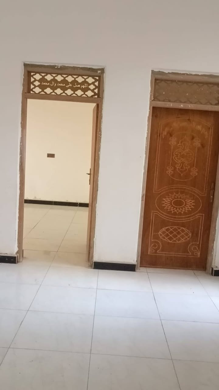 يارزاق ياالله 
دار سكن200م طابو زراعي بناء طابوك مرقم من قبل البلديه حي الحكيم شارع كاله 
يتكون من غرفة نوم وهول مطبخ استقبال صحيات داخل وخارجيه كراج سياره وحديقه 
للاتصال على الرقم التالي واتساب ***********
***********
