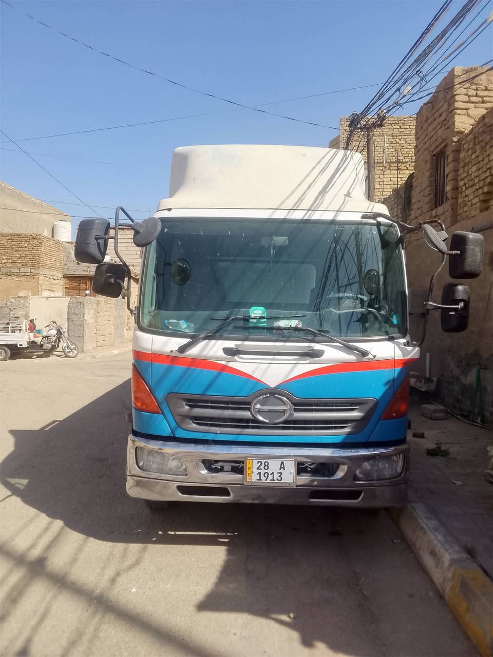 سلام عليكم  شيطان طول سبعه وربع شاصي محسن صبغ البلاد مكينه فاكيوم مامفتوحه سياره جاهزه للشغل تايرتات الخلفي 19ولامامي 17جدد سياره موديل 2000بسمي امداور للستفسار اكثر اتصل رقم راعيه ***********
