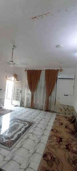 السلام عليكم بيت للبيع المساحة (165) طابو زراعي سند 25 الموقع حي الاصدقاء قرب السادة الفوازيين بناء طابوق ،  يحتوي البيت على صالة كبيرة كما في الصورة واستقبال وغرفة نوم واحدة ومطبخ ومنور جانبي وخلف البيت نواقص البيت فقط ستارة وتبياض الغرفة والمطبخ السعر 40 قفله للتواصل ***********
