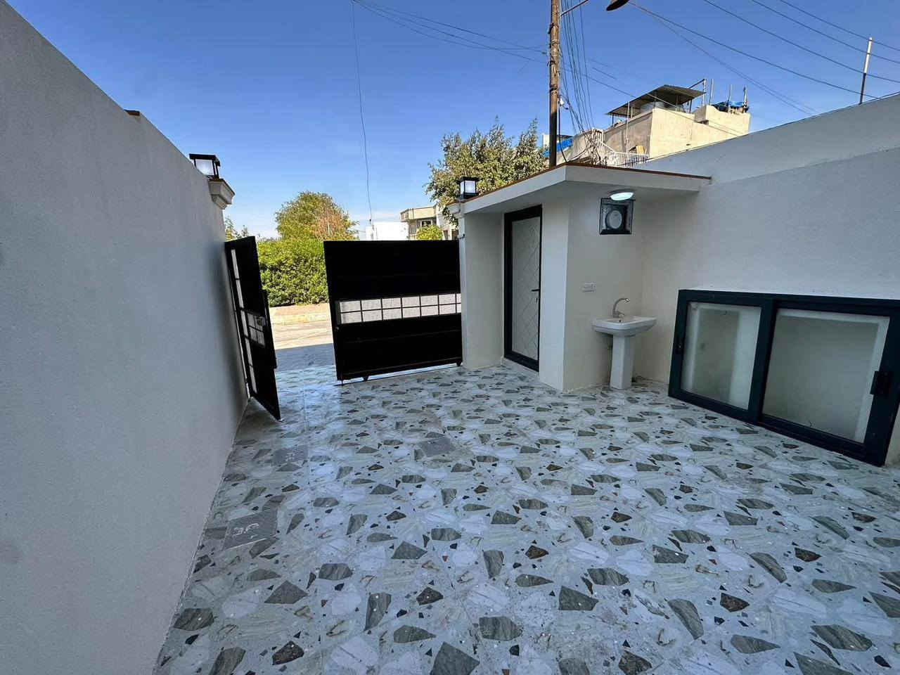 إعلان رقم ٥٨١
دار للبيع المساحة ١٠٠م #طابق ونص مقابل حديقة طابو ملك صرف بأسم شخص واحد سنة البناء ٢٠٢٥ #يحتوي الطابق الاول كراج استقبال مطبخ وغرفة نوم وصحيات داخلي وخارجي والطابق الثاني غرفة نوم وهول وصحيات درج داخلي الدار فول مواصفات نظام دكت #سقوف مغربي بالكامل نظام غاز نظام كاميرات #الموقع مميز جدا كركوك حي العسكري قرب مدرسة الفضائل الاستفسار اكثر الاتصال على الرقم الموبايل ***********
