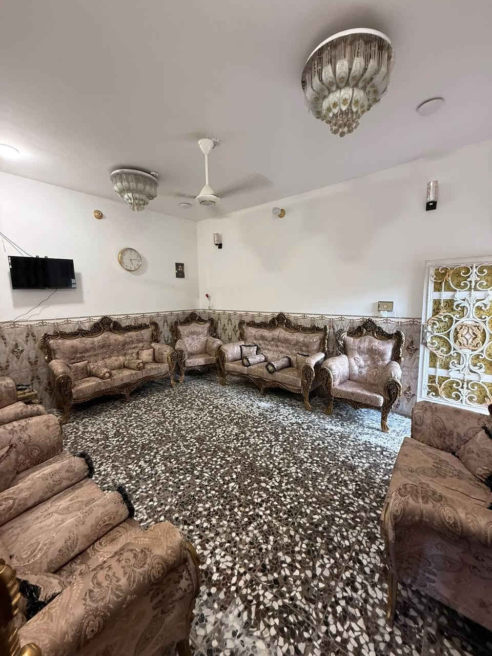 بيت طابو زراعي المساحه ١٢٠يحتوي على غرفتين وصاله ومطبخ وحمام داخلي وخارجي وستقبل كونكريت البيت باقي التفاصيل واتساب ***********
