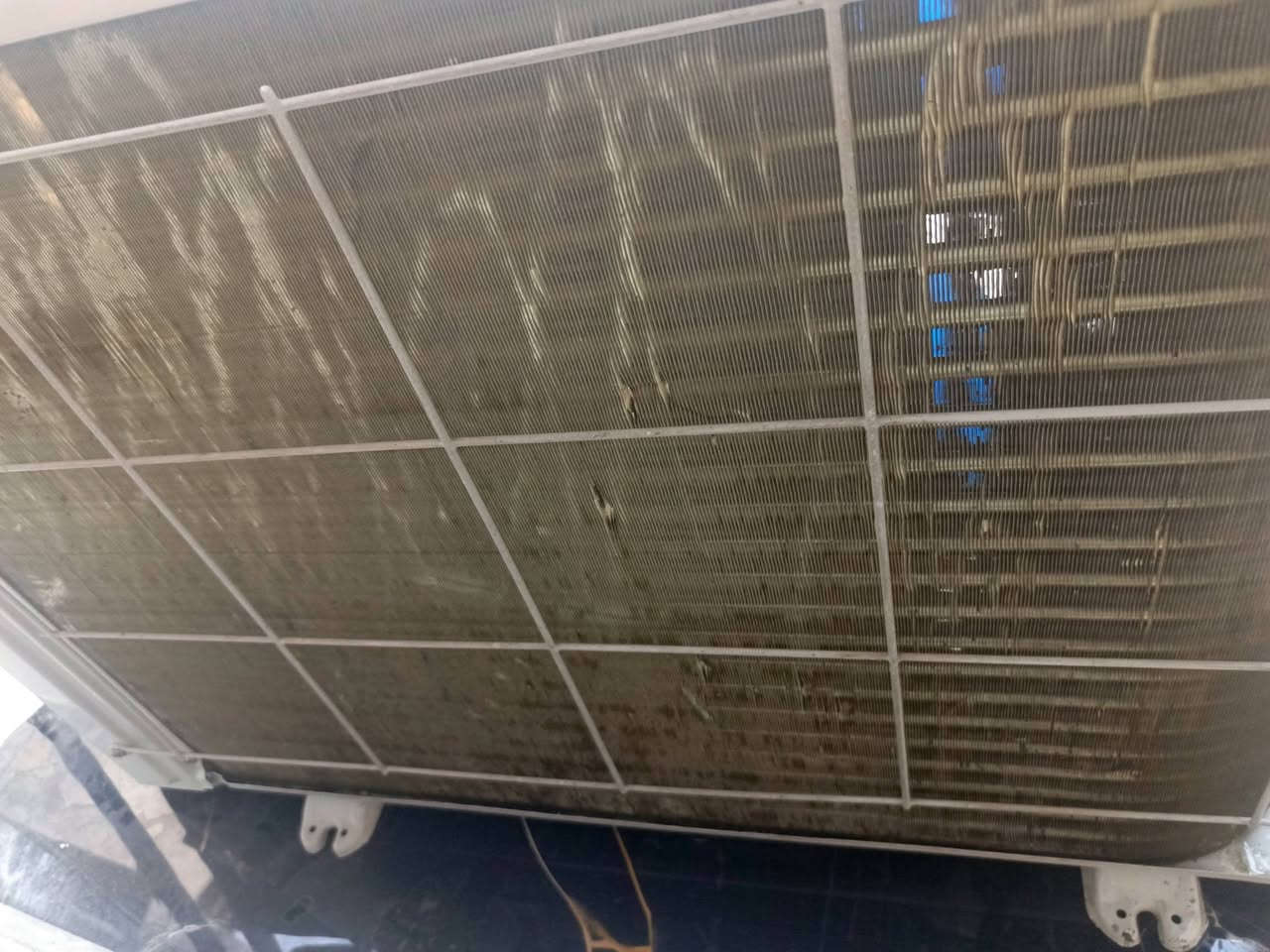 السلام عليكم قطعة خارجية جبسون طن ونص غاز 410 ما بيها غاز مكفولة من الخلل والعطل متوصخة اسمنت كما موضح بالصور سعرها 150 سعر نهائي ***********
