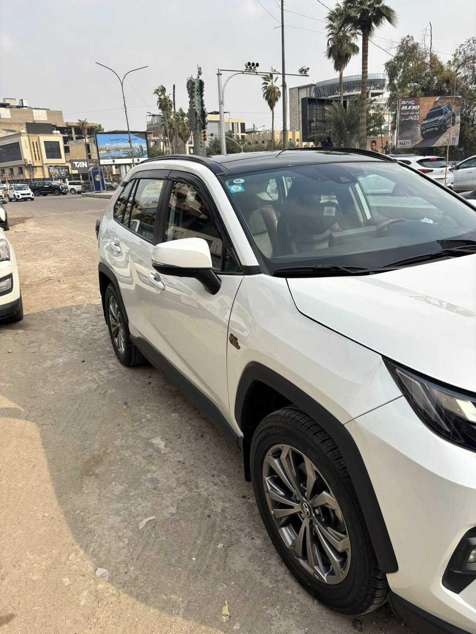 السلام عليكم
راف فور 
موديل ٢٣
حساسات+كأمره امامي خلفي 
بنورما 
كشتات جلد 
مريا شفط 
رقم بغداد 
بيها ضربه جوه الرقم الخلفي مصبوغ 
السياره فول  الفول 
مكان السياره الكراده خارج مقابل نادي الهنديه 
***********
