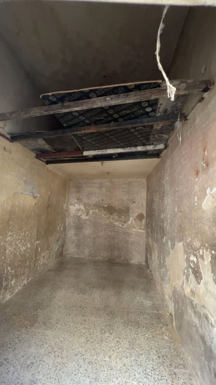 سلام عليكم محل للايجار  مساحة (16متر) 📍داخل فرع ازياء فدك للستفسار رقم الهاتف ***********
