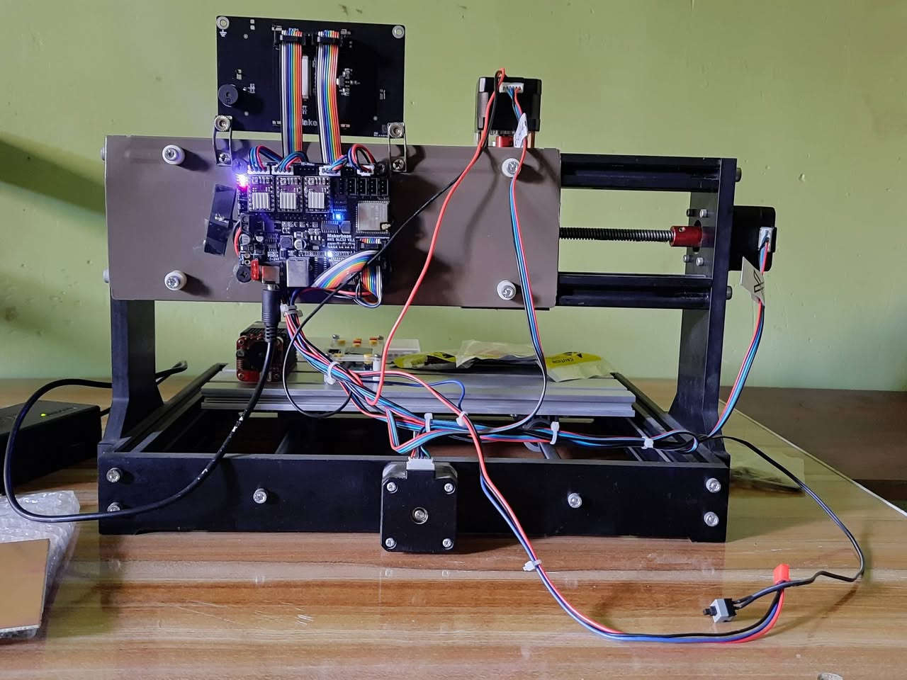 ‫سي ان سي🛠️CNC 3018 PRO
🌿 جهاز 3018 Pro CNC Machine هو جهاز حفر وتوجيه مكتبي مصمم خصيصاً للمبتدئين والهواة. يشير الرقم "3018" إلى مساحة العمل التي تبلغ 300 × 180 مم. يُعد هذا الجهاز خياراً اقتصادياً لتعلم أساسيات التصنيع الرقمي، هندسة الآلات، وبرمجة G-code دون تكاليف باهظة. تنتج هذا التصميم شركات متعددة ومن أشهرها شركة SainSmart (Genmitsu) و VEVOR و Lunyee. 

📊 المواصفات التقنية القياسية
مساحة العمل الفعالة: تبلغ الأبعاد الأساسية لطاولة العمل 
 الماكينة تحتوي على راس ليزر  الأداة المثالية للحفر والقطع الرقمي بدقة عالية.
الماكينة لها متحكم من نوع MKS DLC32 v2.1مع رام لخزن التصاميم بلضافة الى✅شاشة لمس لتسهيل التحكم بلماكنة
شاحن 🔌متغير الفولتية من 12v الى 24vمع ملحقات من براين مع قطع 3×PCB لصناعة البوردات الاكترونية
محرك المغزل (Spindle): يأتي قياسياً بمحرك 775 DC بجهد 24 فولت وسرعة تصل إلى 10,000 دورة في الدقيقة.
نظام التحكم: يعتمد على لوحة تحكم تشغل برمجيات GRBL مفتوحة المصدر وتعمل عبر بيئة Arduino.
محركات الحركة: ثلاثة محركات خطوية (Stepper Motors) من طراز NEMA 17 لتوجيه المحاور الثلاثة 

مواد التصنيع: هيكل يدمج بين الألومنيوم المقوى وبلاستيك الباكيليت (Bakelite) المقاوم للحرارة لتخفيف الوزن. 

🪵 المواد القابلة للمعالجة
المواد المدعومة كلياً: الخشب بجميع أنواعه (الصلب والناعم)، البلاستيك، الأكريليك، مادة PVC، وألواح الدوائر المطبوعة المخصصة للإلكترونيات (PCB).
المعادن اللينة: يمكنه النقش على المعادن اللينة جداً مثل الألمنيوم والنحاس بشرط استخدام سرعة تغذية بطيئة وعمق قطع ضئيل للغاية.
مواد غير مدعومة: لا يمكن للجهاز نهائياً قطع أو نقش المعادن الصلبة مثل الحديد أو الفولاذ، أو المواد الحجرية واليشم.
💡 لمن هذه الماكينة؟
لصناع الهدايا والميداليات، مهندسي الإلكترونيات، هواة النجارة الفنية، والطلاب المبدعين.
مكاني بغداد
للاسف توصيل ماعندي
***********
