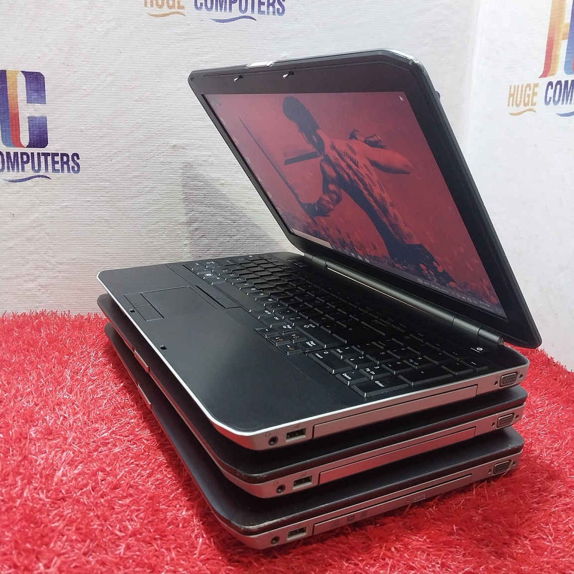 السلام عليكم .. عندي 3 قطع DELL (كلش نظيفات) سعر القطعة 95 الف 

معالج كور i3 جيل 3 / رام 4 كيكا / هارد 320 كيكا / شاشة 14 انج 

كل المنافذ المهمة موجودة (منفذ مشغل أقراص +منفذ HDMI + منفذ VGA + منفذ قارئ بطاقات SD + منفذ قفل + منافذ USB)

مكاني بغداد (توصيل #مجاني بكل المحافظات)

واتساب ***********
