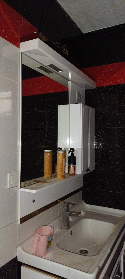 ياالله …. 
دار للبيع — طابو صرف 
موقع — حي الإعلام — الشباب — مربع الضباط
مساحة 125 
واجهة 6 وربع 
نزال 20م 
طابقين *** يحتوي على 👇🏻
-كراج ومطبخ
-صالة 
-غرف نوم عدد ( 3 )
-حولي عدد ( 2 )
-خدمات عدد ( 3 )
بالإضافة الى سطح ومخزن 
🔺 ملاحظة :👇🏻
الدار نظام رفت وجدران منفصلة
للإستفسار تواصل على ( ‭0770 263 8124‬ )
وتتوفر عروض أُخرى حسب الإمكانية
