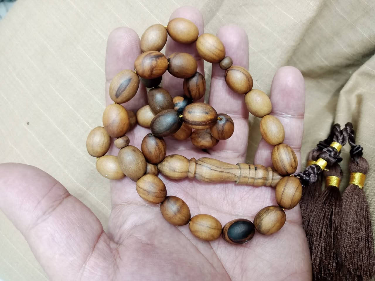 مسبحة من خشب الزيتون ٣٣ حبة بسعر ١٠ ألاف دينار 
تواصل خاص واتساب ***********
