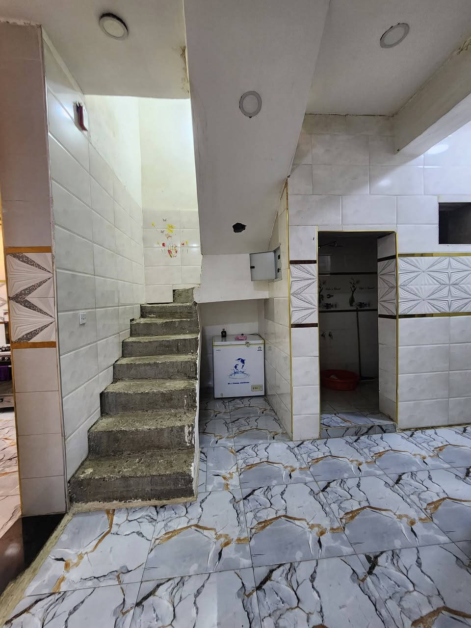 سلام عليكم مساحه 110متر للبيع طابق ونص زراعي شاكر العاني الحريه قرب شارع 15 كافه الخدمات والاستفسار التواصل على الرقم ***********
