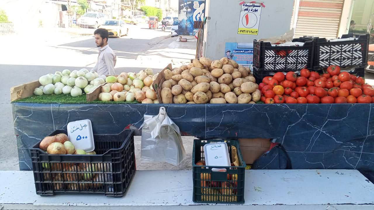محل مع الغراض للبيع لعدم التفرغ  المكان حي اسيا للاتصال ***********
