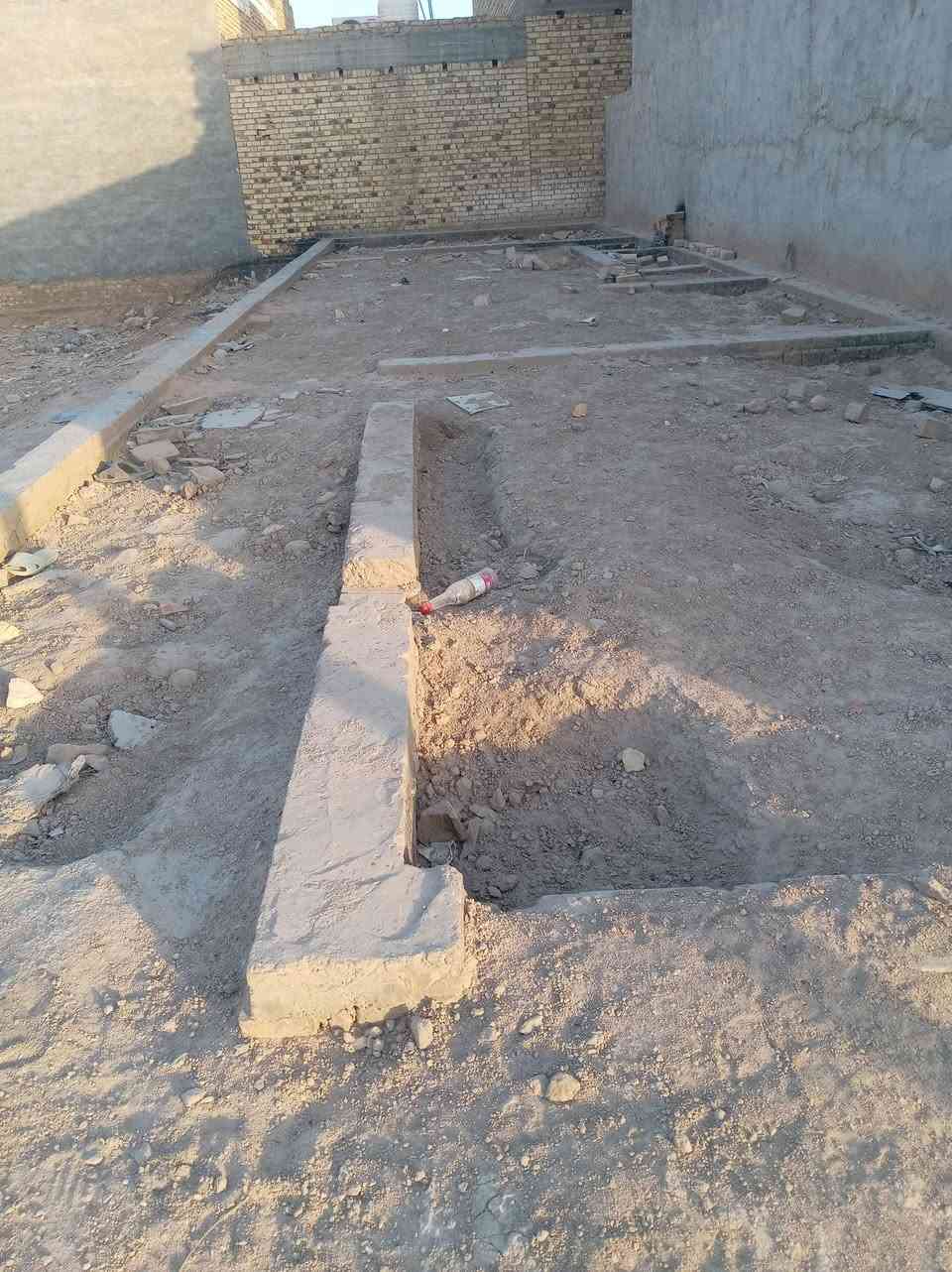 بتلو للبيع100 متر شرك سند 25 قرب مدرسه البشير واصل خدمات ماي كهرباء مجاري أمطار باقي بس تبليط بي غرفه وصاله ومطبخ وبراني بتلو عالي عن الشارع السعر ***********
