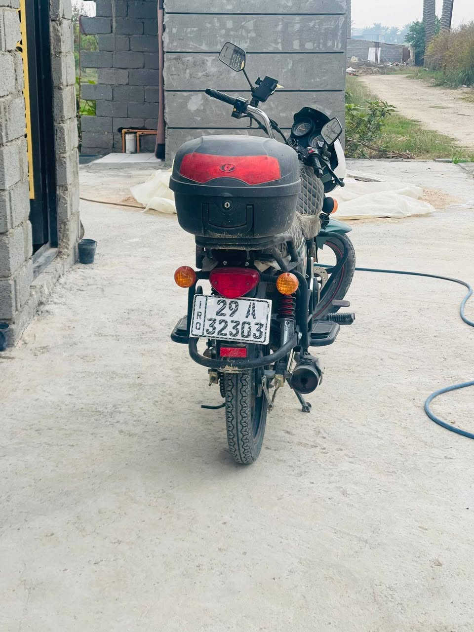 السلام عليكم 
دايوان للبيع مكفولة كفالة عامة 
ماشية 15الف 
سعرها 2300وبيها مجال بسيط جدا 
مكان بغداد قضاء أبو غريب 
***********
متوفر واتساب ورصيد
