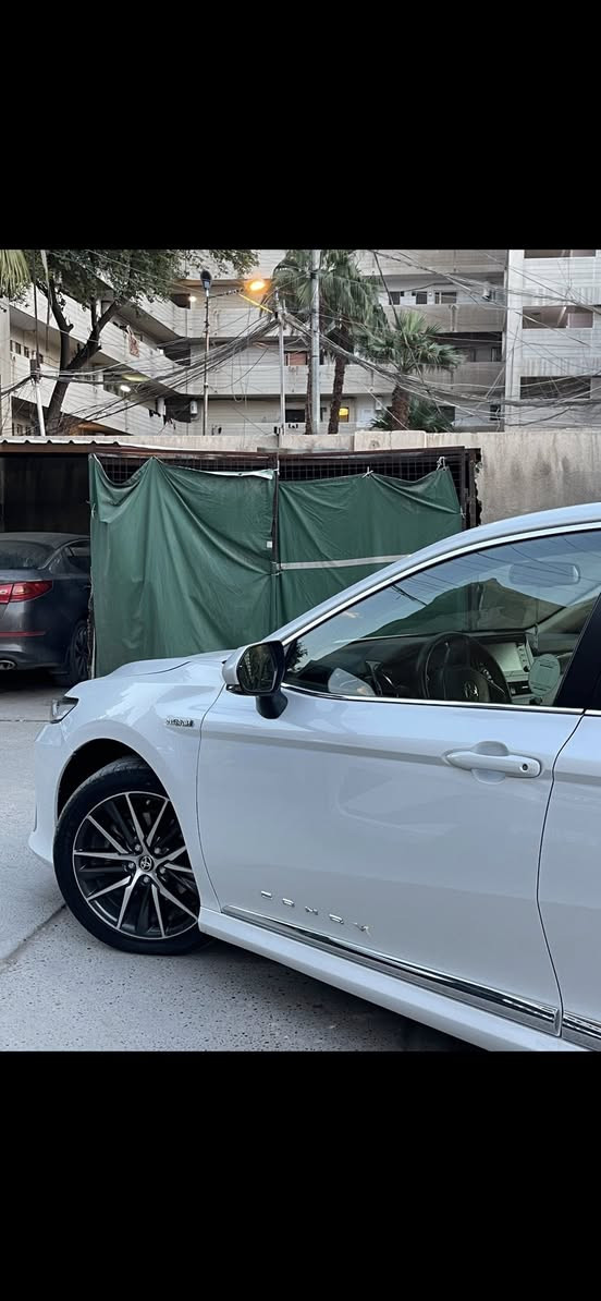 كامري 2024 هايبرد  وكاله عبد اللطيف جميل فول 1/1 GLE 
ماشيه 22 الف  مكفوله كفاله عامه
 بيها فقط ملاحضه صغيره الدعاميه صار بيها شخوط وصبغت نصها وهيه بلاستك الباقي كفاله عامه 
فتحه وبرده وكرسي كهرباء وشاحن واير ليس جديدا جدآ السياره مكانها بغداد باسمي تحويل ثاني يوم
رقم الهاتف ***********
