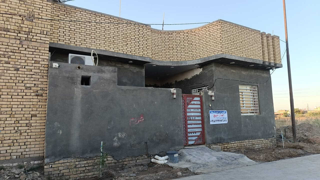 بيت لبيع ١٠٠ متر قرب مجسر السكان ***********
