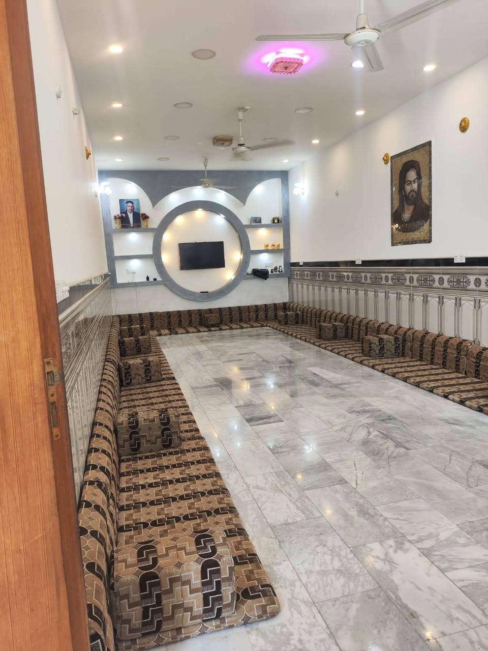 الدار للبيع موقع مميز مقابل شارعين وساحة
الموقع:  حي الوحدة الثانية
المساحة 300 م 
النزال 20 ولعرض 15  طابو صرف ما مطلوب
طابق واحد مسلح حديقة 5×5 
كراج سيارة كبير حمامات خارجيه وداخلية
مضيف 10×4 
مطبخ حار وبارد 5×5
صاله 10×5 
غرفتين 5.5×4 بين الغرف منور 3×3 وممر جانبي 

للاستفسار الاتصال على الرقم
***********
