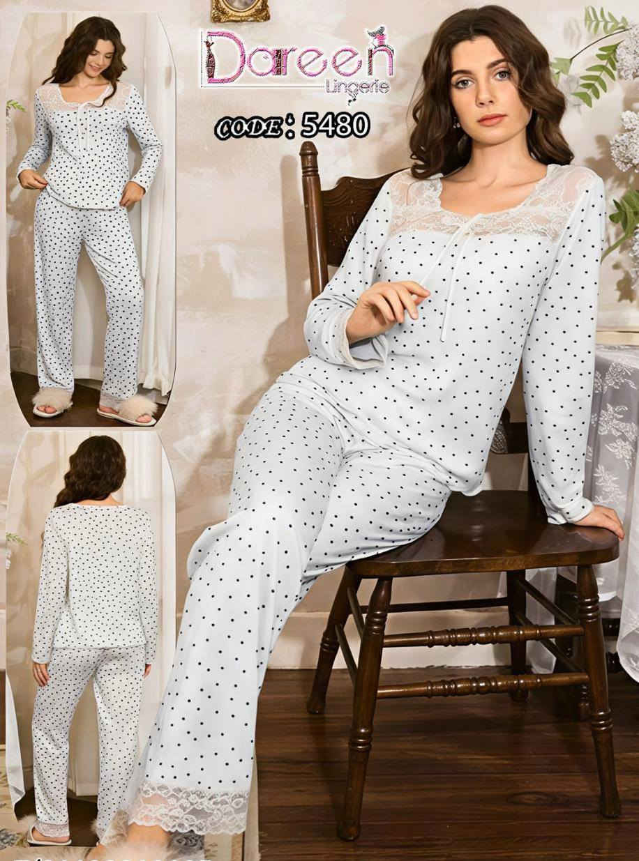 تراك  ماركات 
القياس // فري سايز 
خامه فالينه 
بجامه عريضه 
توصيل داخل بسمايه الف 
***********
