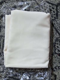 قماش دشداشه مامفصل للبيع لون حليبي الاتصال على الرقم 07737180133