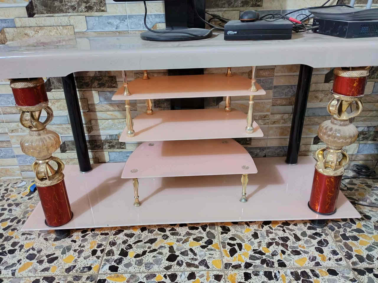 السلام عليكم 
معرض نضيف كلش 30 قفل
وكنتور 3 بيبان كذالك نضيف 
سعره 60 قفل 
خاص ما اتواجد هواي 
هذه رقمي
***********
